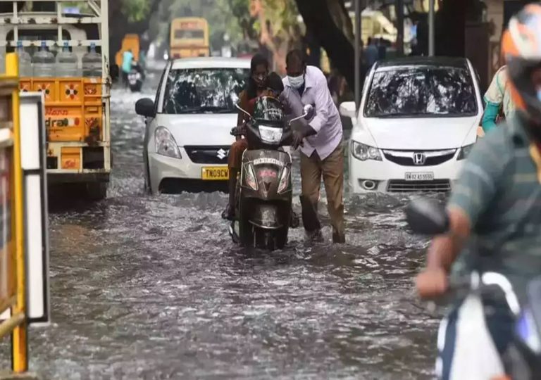 భారీ వర్షాలకు చెన్నై అతలాకుతలం..