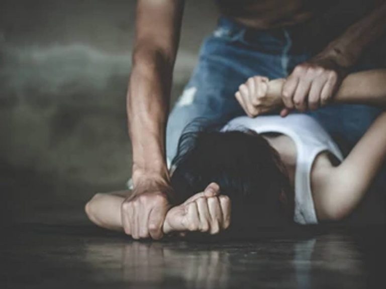 మద్యం మత్తులో కూతురిపై తండ్రి ఘాతుకం.. అక్కడ కొట్టి చంపిన తల్లి