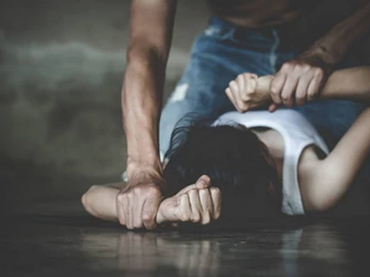 మద్యం మత్తులో కూతురిపై తండ్రి ఘాతుకం.. అక్కడ కొట్టి చంపిన తల్లి