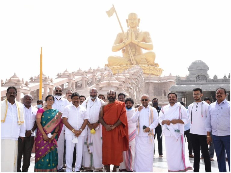 చినజీయర్ స్వామిని దర్శించుకున్న మంత్రి వెల్లంపల్లి