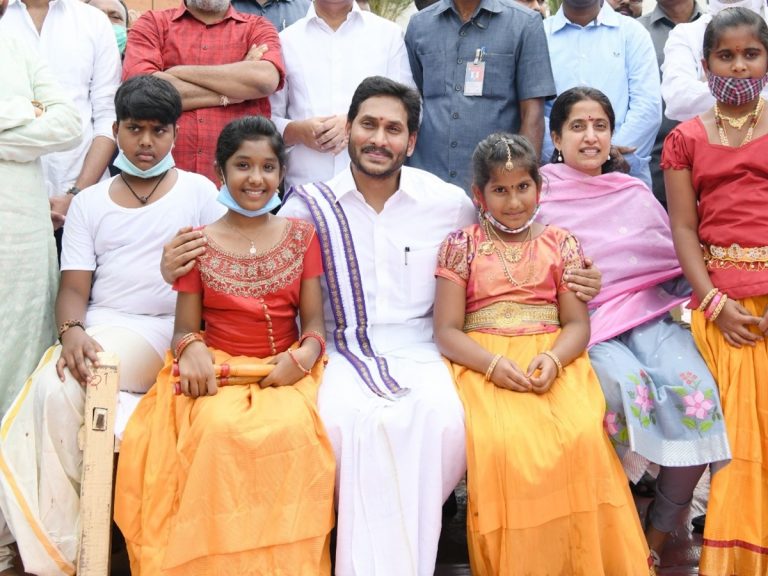 తాడేపల్లిలో సంక్రాంతి సంబరాలు.. పాల్గొన్న సీఎం జగన్ దంపతులు