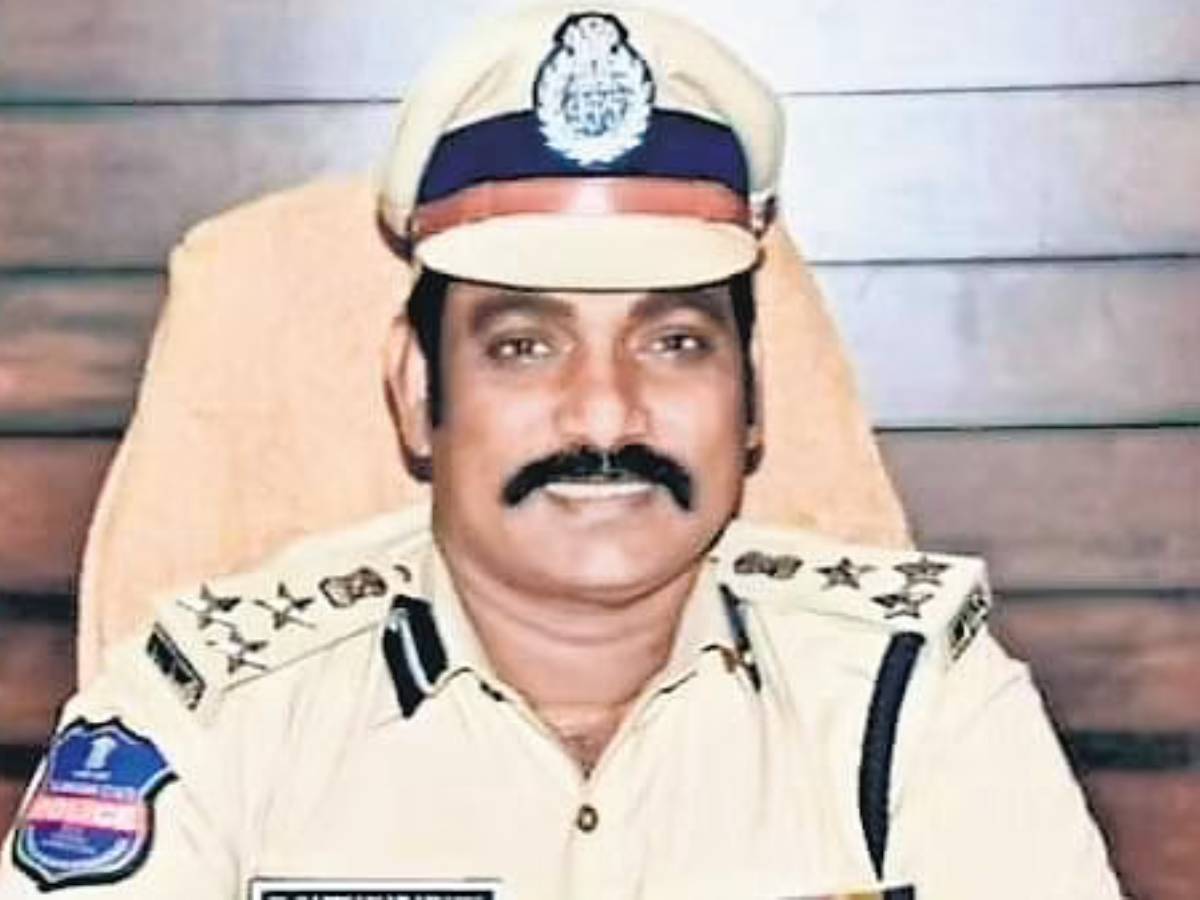 బండి సంజయ్ అరెస్ట్.. బీసీ కమిషన్ ముందు హాజరైన కరీంనగర్ సీపీ