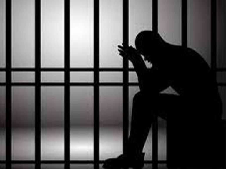 ఆ భయంతో సెల్ ఫోన్ మింగేసిన ఖైదీ.. పరిస్థితి విషమం