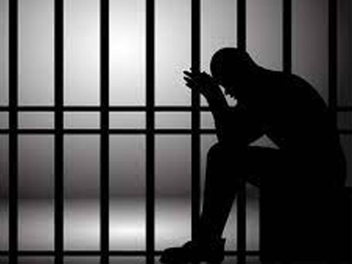 ఆ భయంతో సెల్ ఫోన్ మింగేసిన ఖైదీ.. పరిస్థితి విషమం