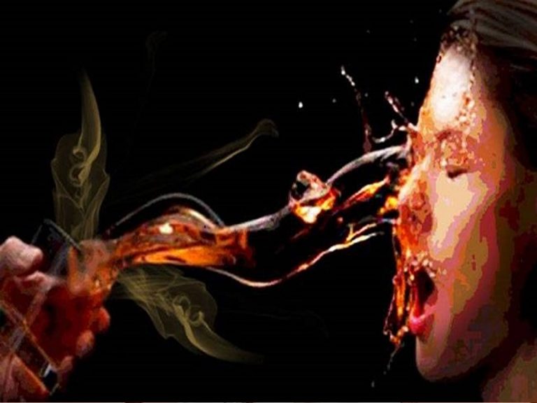 కుటుంబ కలహాలు..  నడిరోడ్డుపై భార్య, కూతురిపై దారుణం