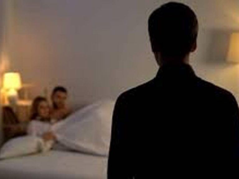 అతనితో కౌన్సిలర్ భార్య కామక్రీడలు.. సాంబార్‌లో దాన్ని కలిపి..?