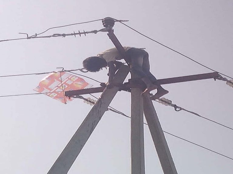 గాలిపటం కోసం కరెంట్‌ పోల్‌ ఎక్కి.. ప్రాణాల మీదకు తెచ్చుకున్న బాలుడు