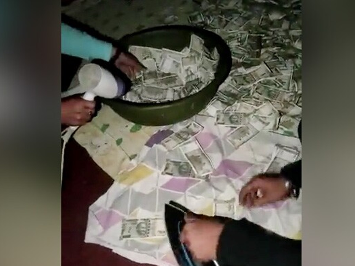 ఐటీ అధికారులకు షాక్… వాటర్ ట్యాంకులో బయటపడ్డ నోట్ల కట్టలు