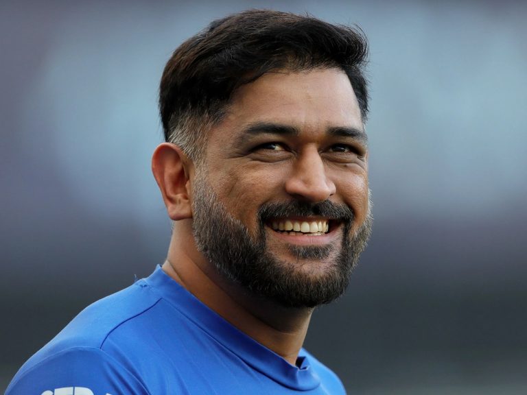 పాకిస్థాన్ ఆటగాడికి ధోనీ బహుమతి