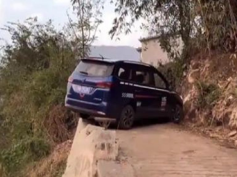 వైర‌ల్‌: ఆ కారు యూట‌ర్న్ తీసుకోవ‌డానికి 80 నిమిషాల స‌మ‌యం ప‌ట్టింది… ఎందుకంటే?