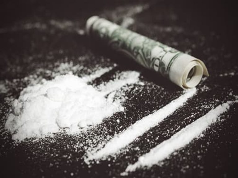 మత్తులో జోగుతున్న బిజినెస్ మెన్ లు.. అడ్డంగా బుక్కయ్యారు..