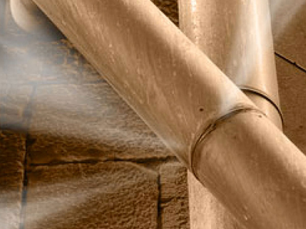 పగిలిన గ్యాస్​పైపులైన్.. భయాందోళనకు గురైన స్థానికులు