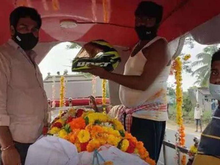 కొడుకు అంత్యక్రియల్లో తండ్రి ఆ పని చేయడంతో.. అందరూ..