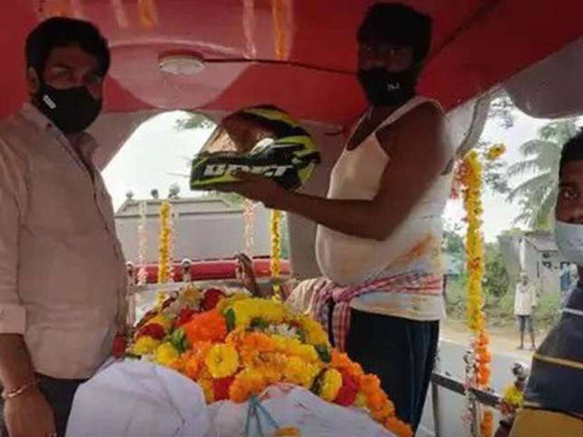 కొడుకు అంత్యక్రియల్లో తండ్రి ఆ పని చేయడంతో.. అందరూ..