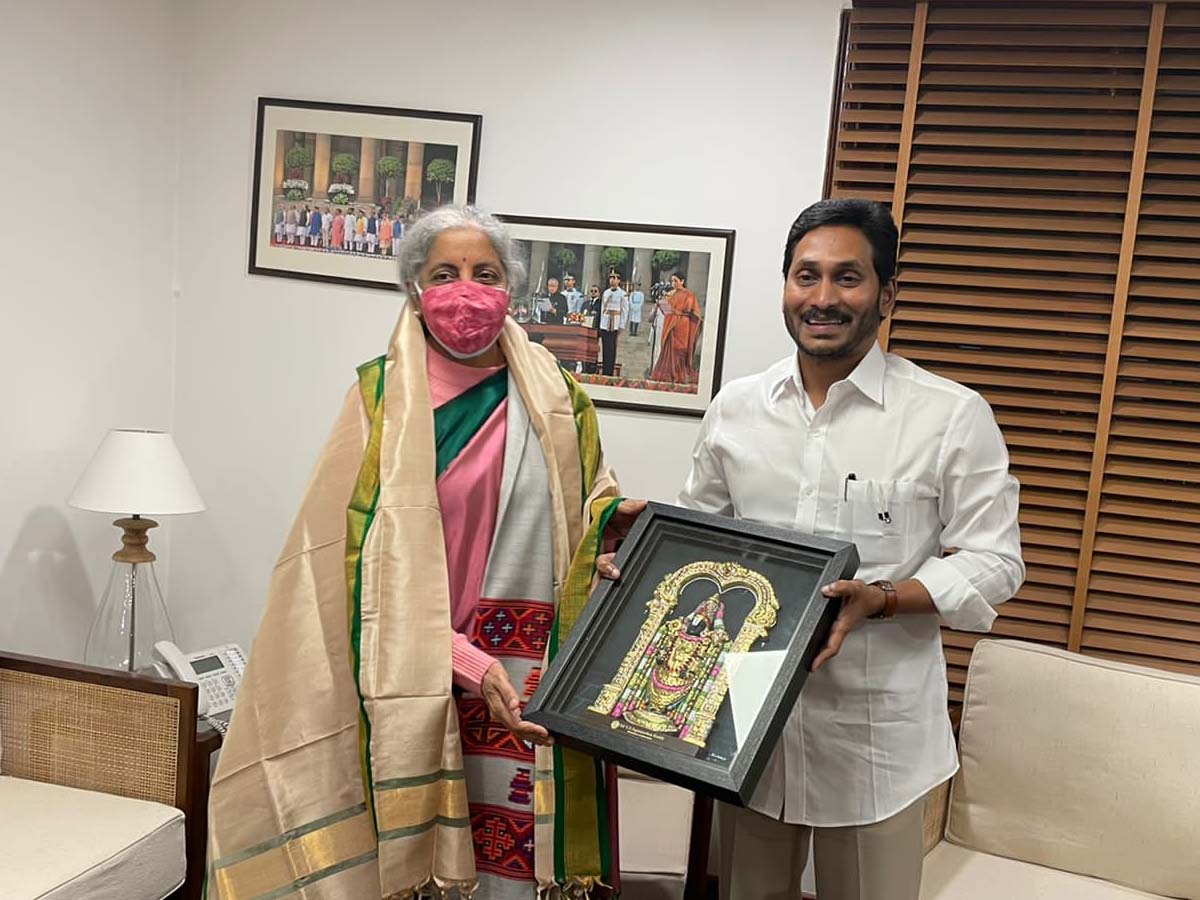 కేంద్ర ఆర్థిక మంత్రి నిర్మలా సీతారామన్‌తో జగన్‌ భేటీ