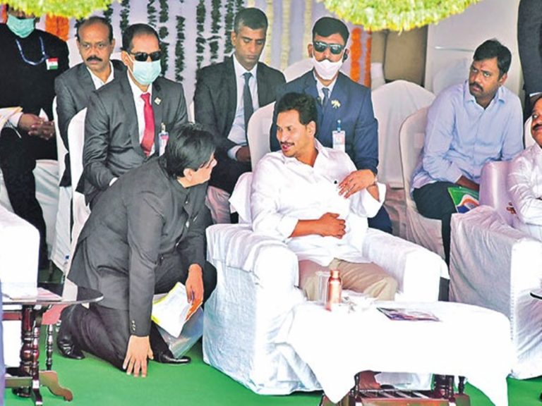 అప్పుడు తెలంగాణలో.. ఇప్పుడు ఏపీలో.. సీఎం వద్ద మోకాళ్లపై కూర్చున్న ఐఏఎస్