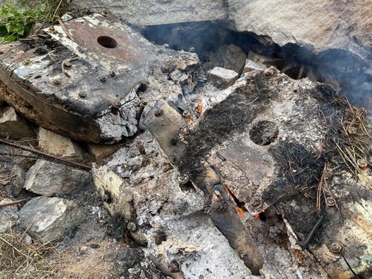 కాణిపాకం ఆలయంలో దారుణం.. పాత రథచక్రాలకు నిప్పు పెట్టిన దుండగులు