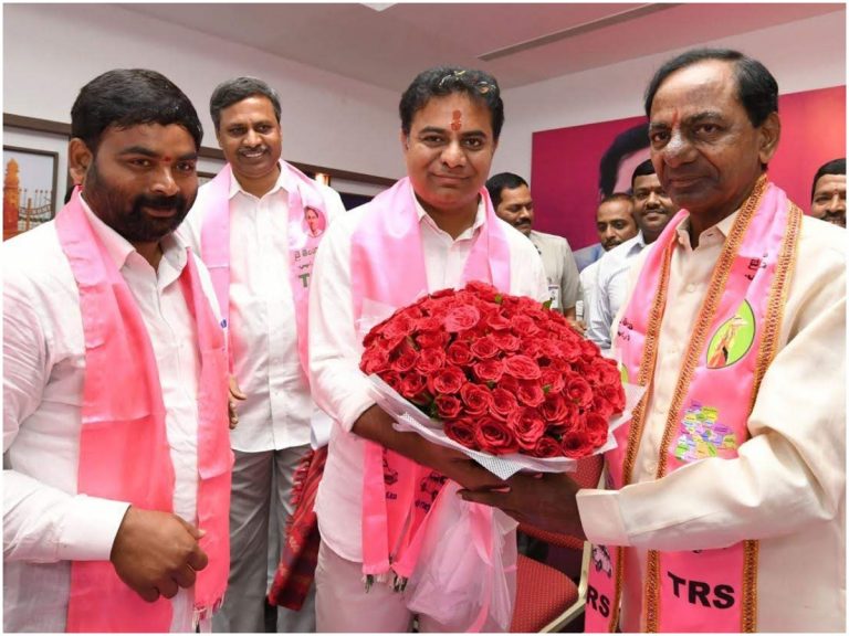 సీఎం కేసీఆర్ ని కలిసి ధన్యవాదాలు తెలిపిన పార్టీ జిల్లా అధ్యక్షులు