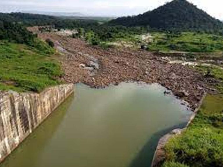 పాలెం ప్రాజెక్టు ప్రధాన కాలువకు భారీ గండి