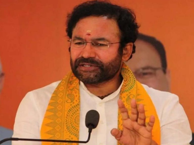 టీఆర్‌ఎస్‌ నేతల కోవిడ్‌ ఉల్లంఘనలు పోలీసులకు కనిపించడంలేదా..?: కిషన్‌రెడ్డి