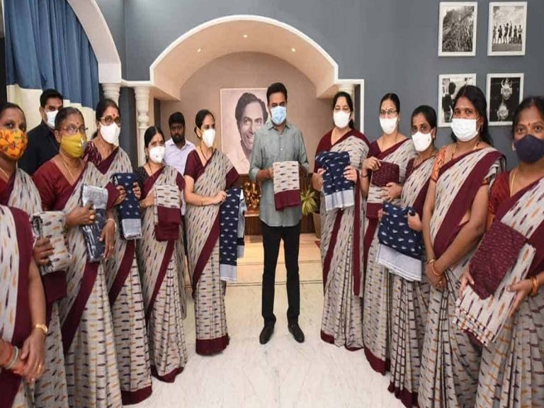 చేనేతను ప్రొత్సహించడానికి అంగన్‌వాడీలకు చీరలు: కేటీఆర్‌