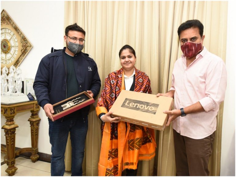 చెస్ ప్లేయర్‌ మలికా హండాకు కేటీఆర్ భారీ సాయం