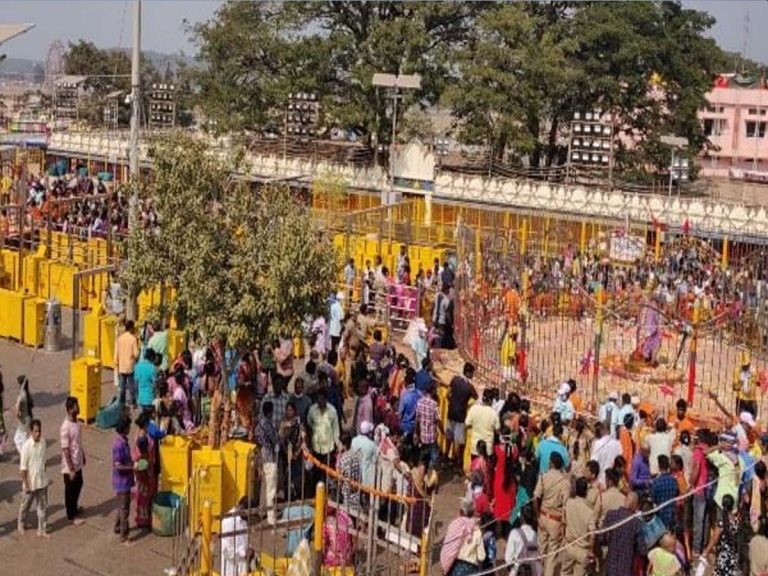 Medaram Jatara : బందోబస్తుకు వచ్చిన పోలీస్‌ మృతి..