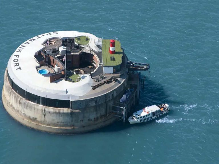 స‌ముద్రంలో అమ్మ‌కానికి చిన్న మేడ‌… ధ‌ర ఎంతో తెలిస్తే షాక్‌…