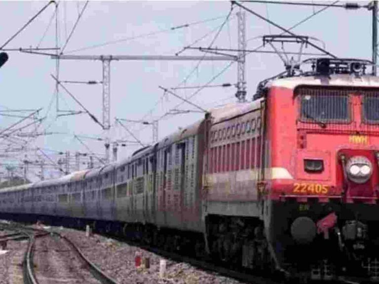 పాప ఏడుస్తుందంటూ మ‌హిళ ట్వీట్‌… వెంట‌నే స్పందించిన రైల్వేశాఖ‌…