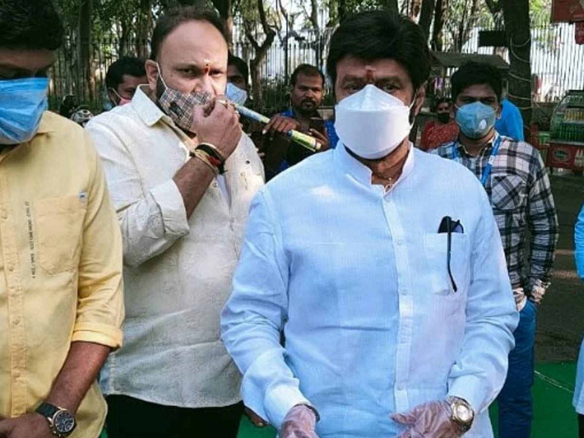 రిపోర్టర్ పై బాలయ్య పంచ్.. గాడిద అంటూ చిందులు