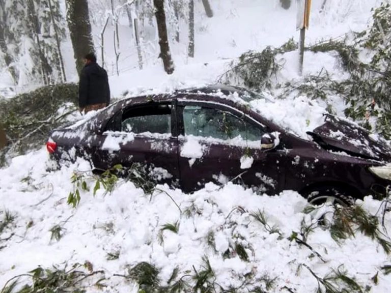 మంచులో కూరుకుపోయి 22 మంది పర్యాటకులు మృతి