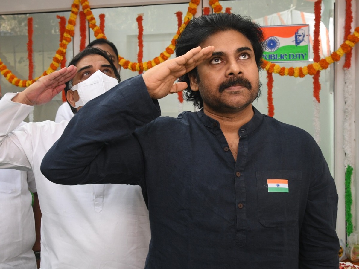 జనసేన కార్యాలయంలో రిపబ్లిక్ డే వేడుకలు.. పాల్గొన్న పవన్ కళ్యాణ్