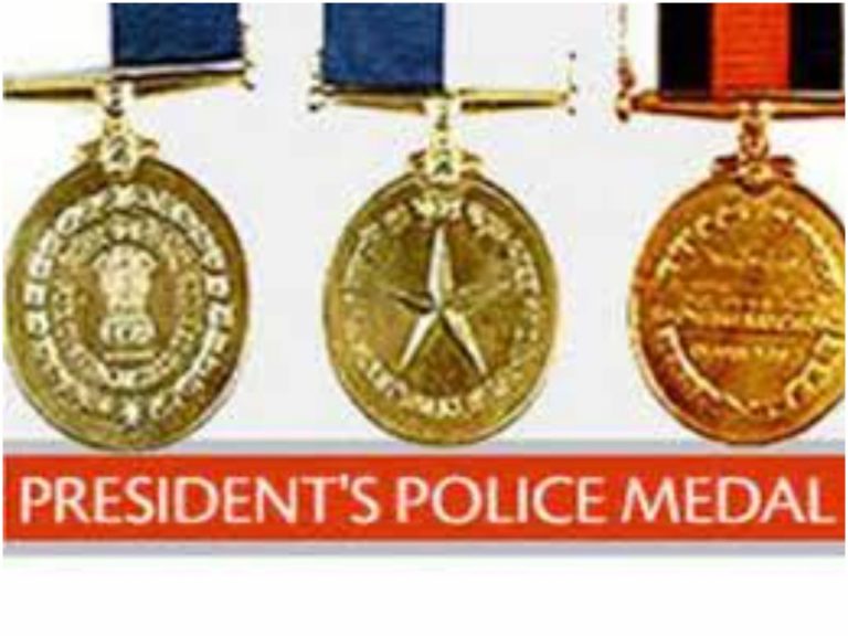 13 మంది పోలీసు ఆఫీస‌ర్ల‌కు పీపీఎం, పీఎం మెడ‌ల్స్