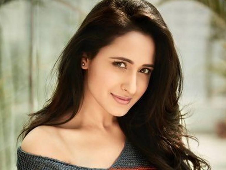 ప్రతిభతో రాణిస్తోన్న ప్రగ్యా జైస్వాల్!