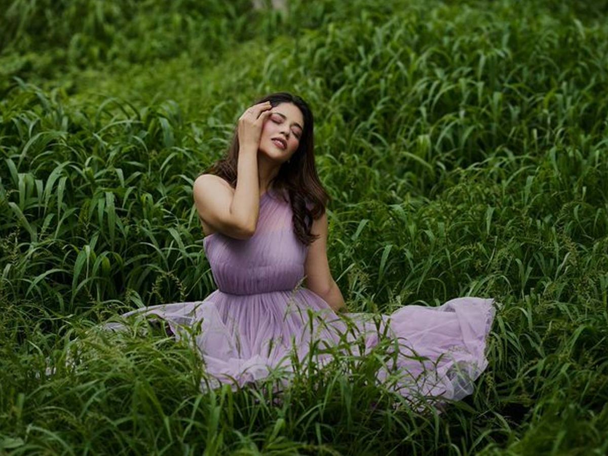 పచ్చిక బయళ్లలో అనంతపురం హాట్ బ్యూటీ.. హీటెక్కిస్తోందిగా