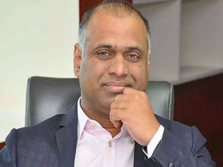 తనను వేధిస్తున్నాడంటూ.. పీవీపీపై డీకే అరుణ కుమార్తె ఫిర్యాదు..