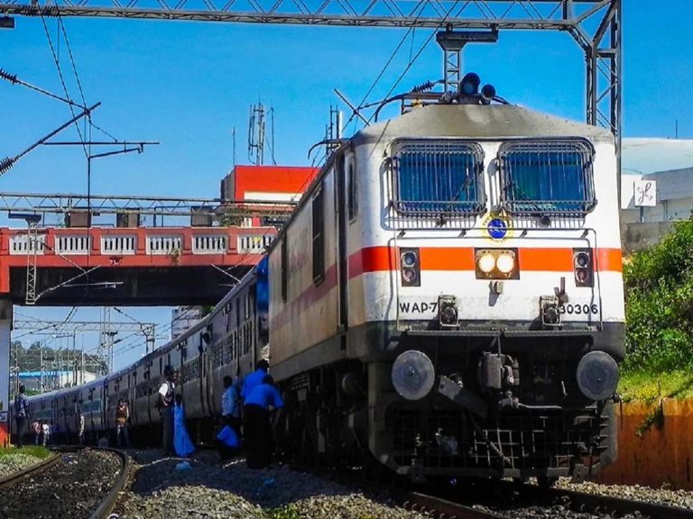 కరోనా ఎఫెక్ట్‌: ఈ నెలాఖరు వరకు 55 రైళ్లను రద్దు చేసిన రైల్వే శాఖ