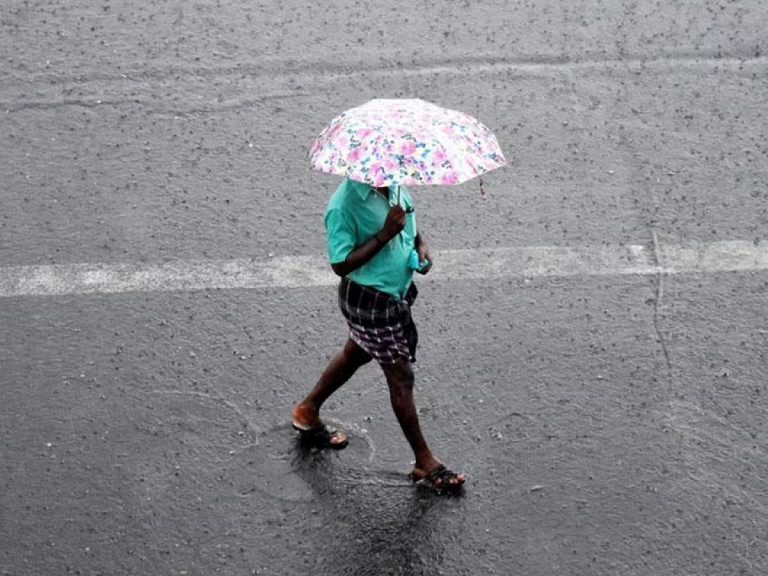 రాజమండ్రిలో భారీ వర్షం.. పలు ప్రాంతాలు జలమయం..