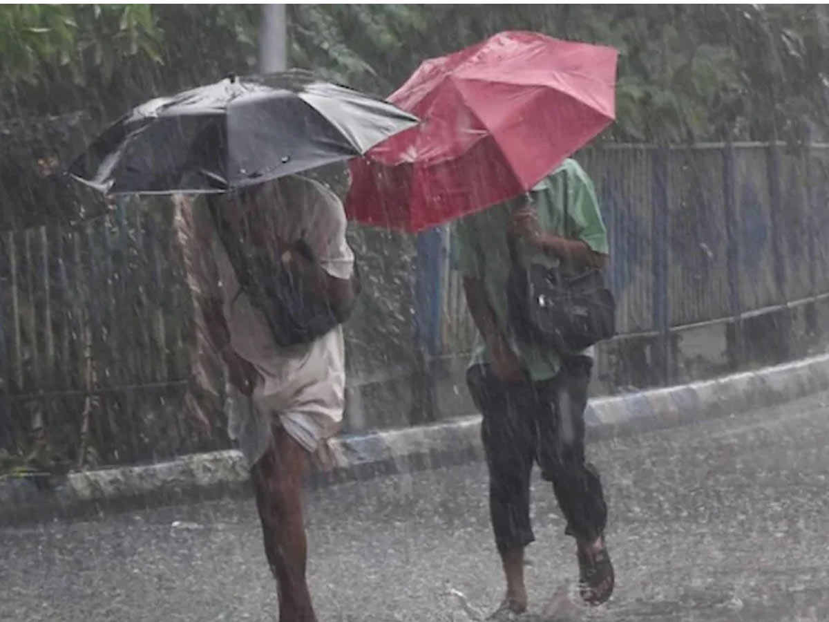 విజయవాడలో భారీ వర్షం.. జలమయమైన రహదారులు