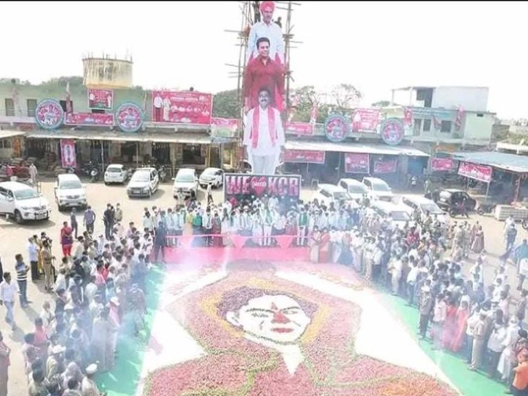 రూల్స్‌ బ్రేక్‌ చేస్తున్న ప్రజాప్రతినిధులు