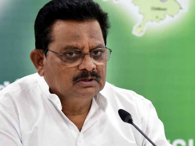 కోడి పందాలు జూదం కాదు.. సంస్కృతి : మంత్రి రంగనాథరాజు