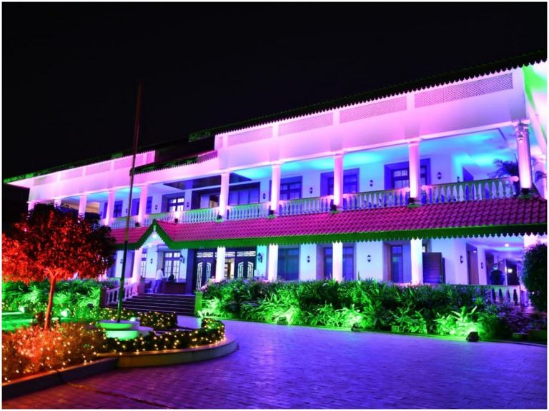 విద్యుత్ దీపకాంతుల్లో సీఎం క్యాంప్ కార్యాలయం