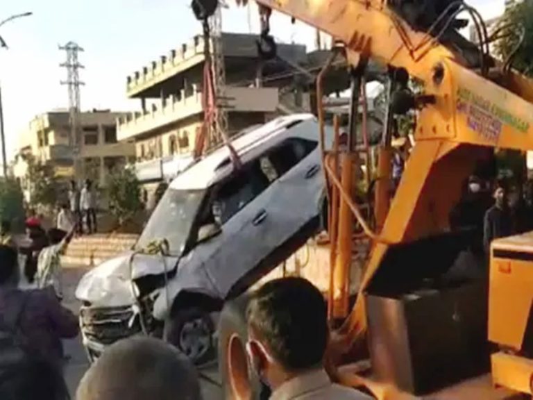 కరీంనగర్: గుడిసెల్లోకి దూసుకెళ్లిన కారు.. నలుగురు మహిళలు మృతి