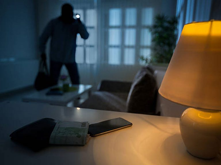 కొడుకు దగ్గరకు పోతే.. ఇల్లు కొల్లగొట్టారు..