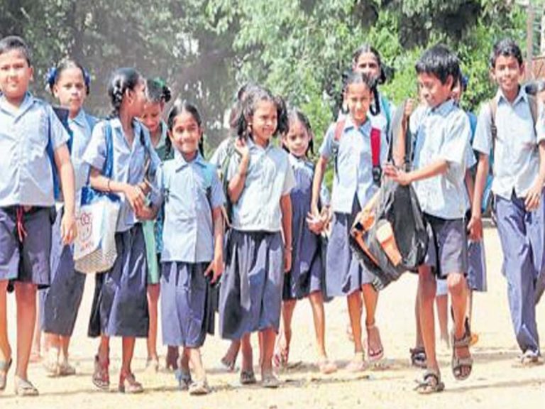 అందరికి ఒకే పాఠశాలను కొనసాగించాలని ఆందోళన.. ఎక్కడంటే..?