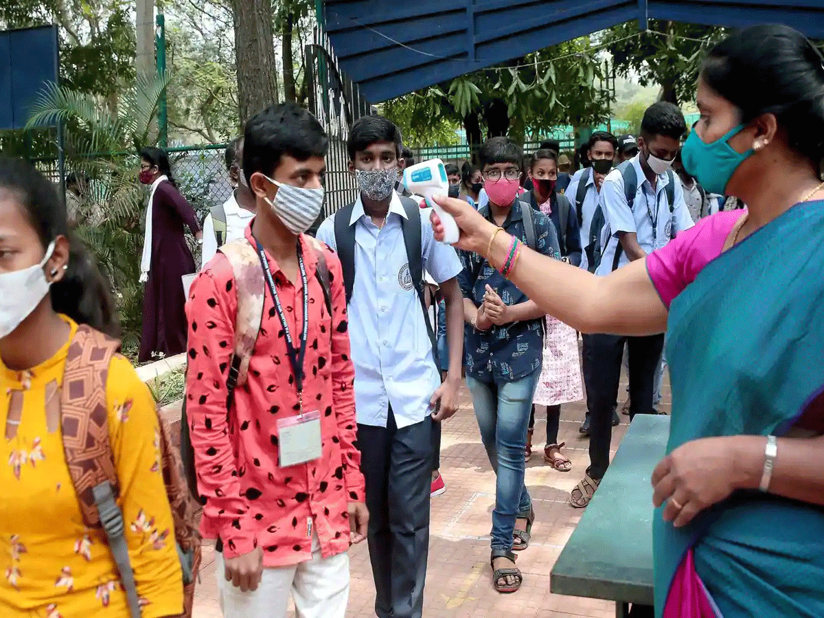 మ‌ళ్లీ తెరుచుకోన్న స్కూళ్లు.. విద్యాశాఖ మంత్రి కీల‌క ప్ర‌క‌ట‌న‌