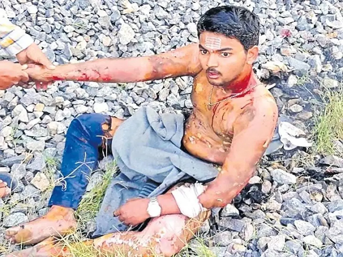 యువకుడి సెల్ఫీ పిచ్చి.. ప్రాణాల మీదకు తెచ్చింది