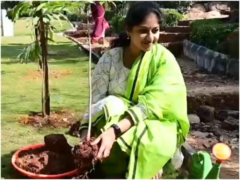 గ్రీన్ ఇండియా ఛాలెంజ్ లో మొక్కలు నాటిన సింగర్