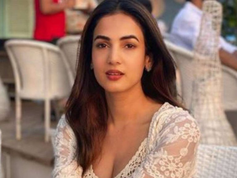 అమ్మో.. కొత్త ఏడాది.. ఇంతలా మంటలు రేపుతూ విష్ చేయాలా