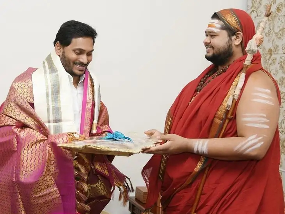 సీఎం జగన్‌ను కలిసిన స్వాత్మానందేంద్ర సరస్వతి